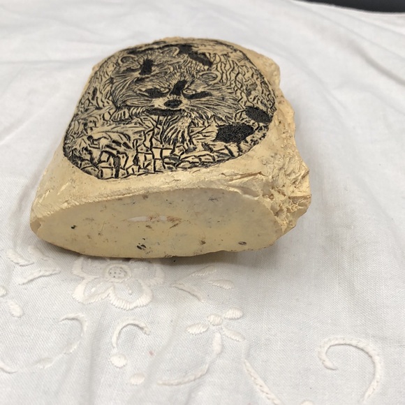 COPY - Vintage RARE FIND CARVING, FIGURINE, pair of Adorable RACCOONS on a resi… - Picture 3 of 6